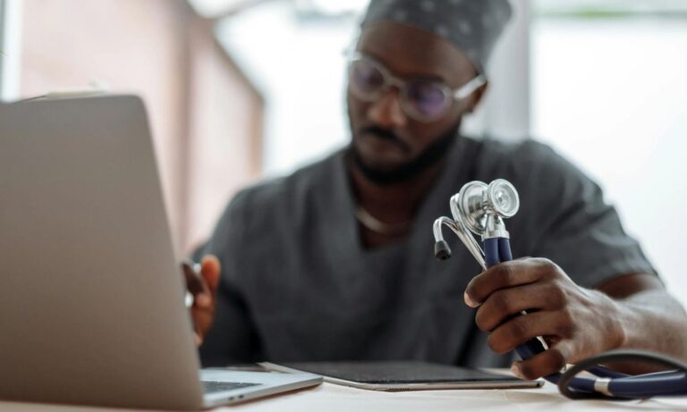 How to Enhance Workflow Efficiency with Healthcare Software Solutions