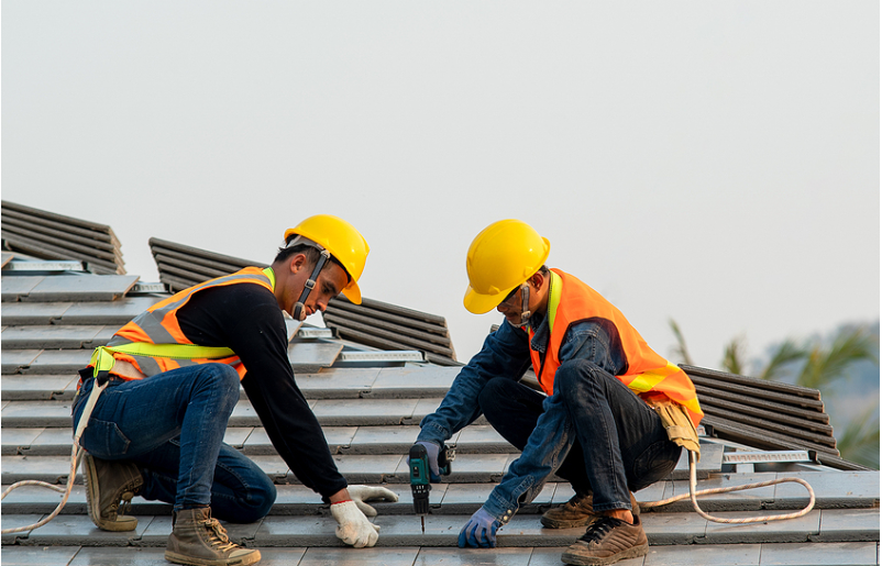 How Roofing Contractors Ensure Safety During Roof Installations and Repairs?